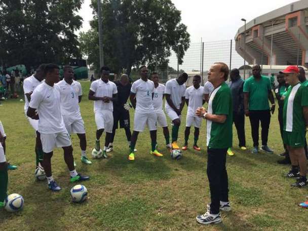 Gernot Rohr and Super Eagles players